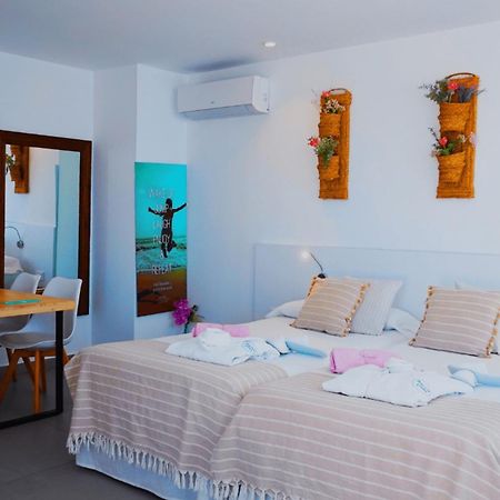 Апарт отель Typic Marina Playa - Adults Only Сан-Антонио-Абад Экстерьер фото