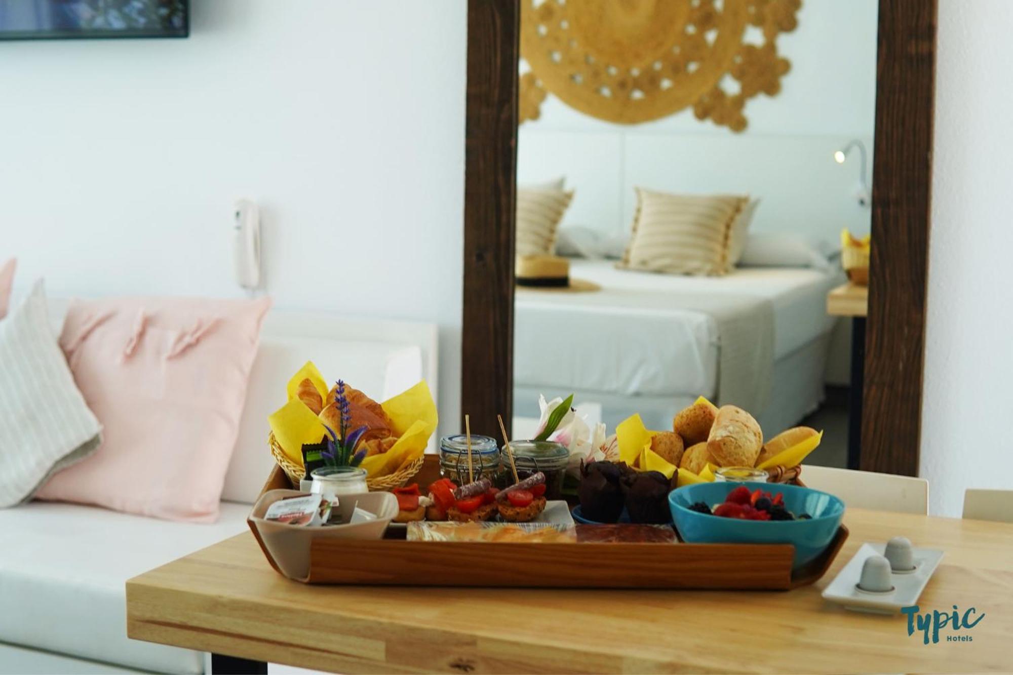 Апарт отель Typic Marina Playa - Adults Only Сан-Антонио-Абад Экстерьер фото