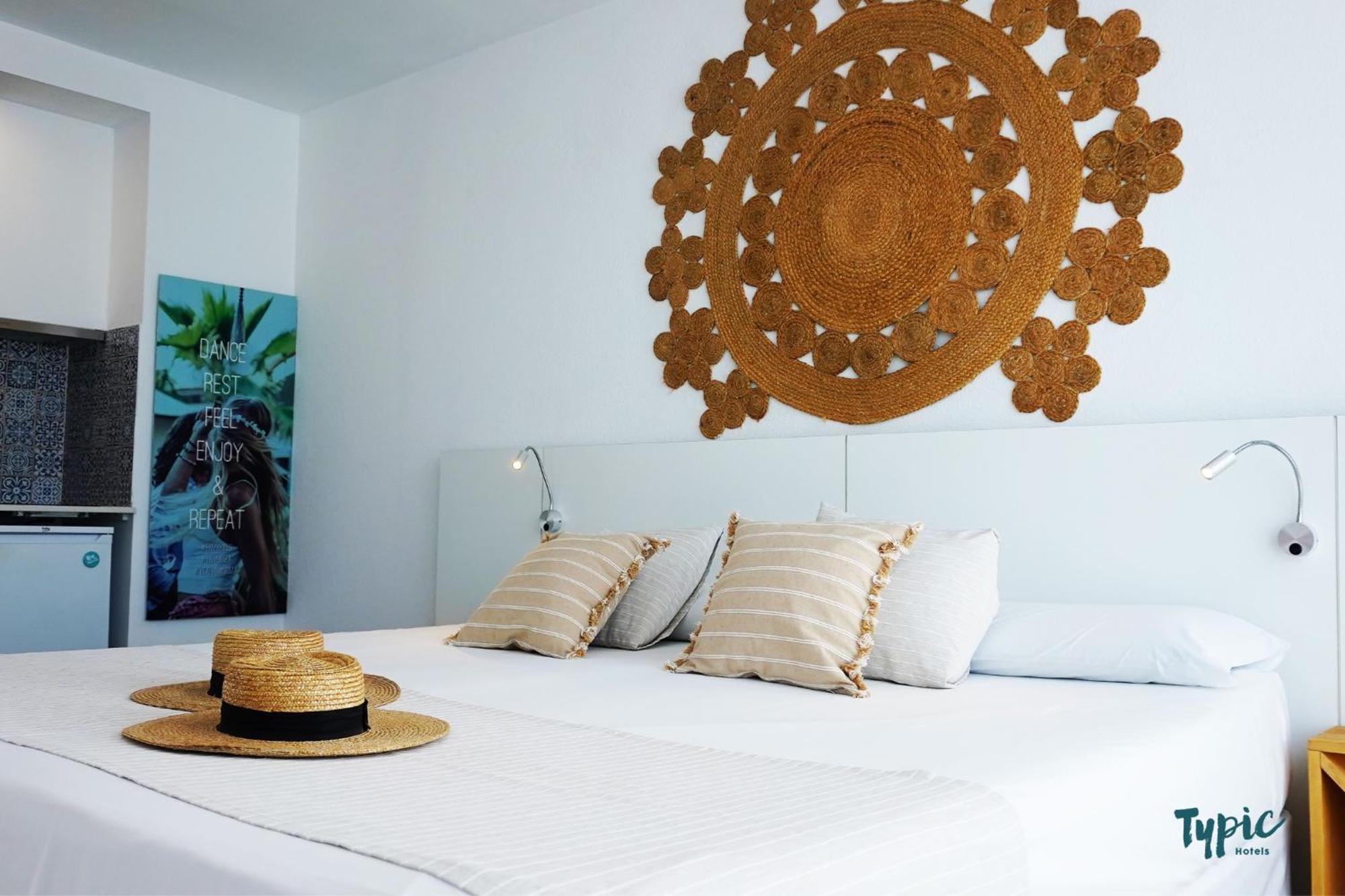 Апарт отель Typic Marina Playa - Adults Only Сан-Антонио-Абад Экстерьер фото