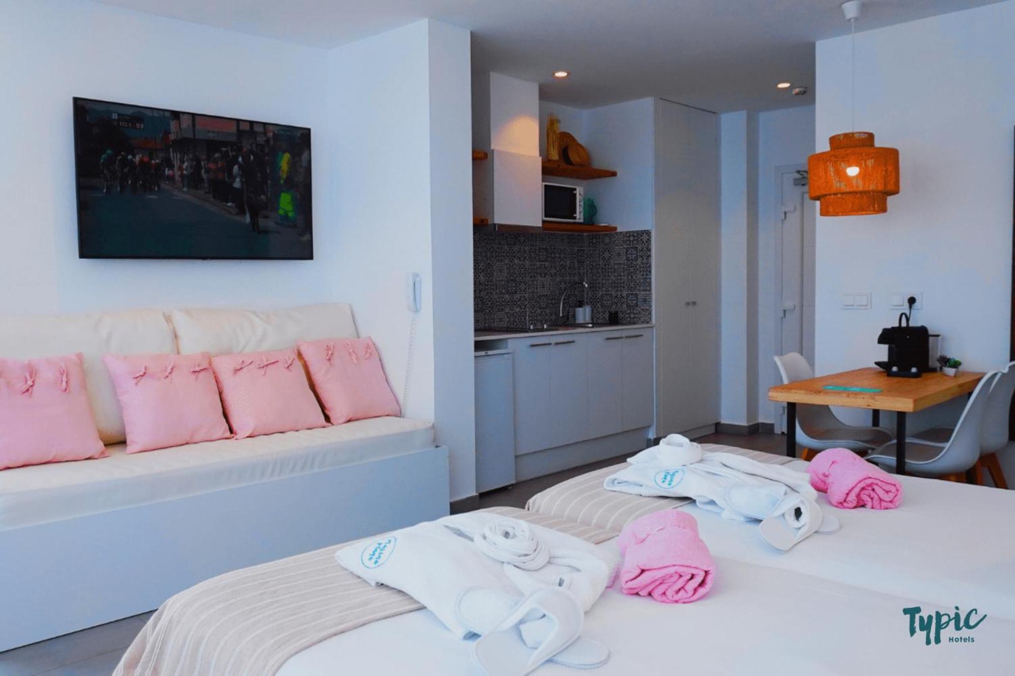 Апарт отель Typic Marina Playa - Adults Only Сан-Антонио-Абад Экстерьер фото
