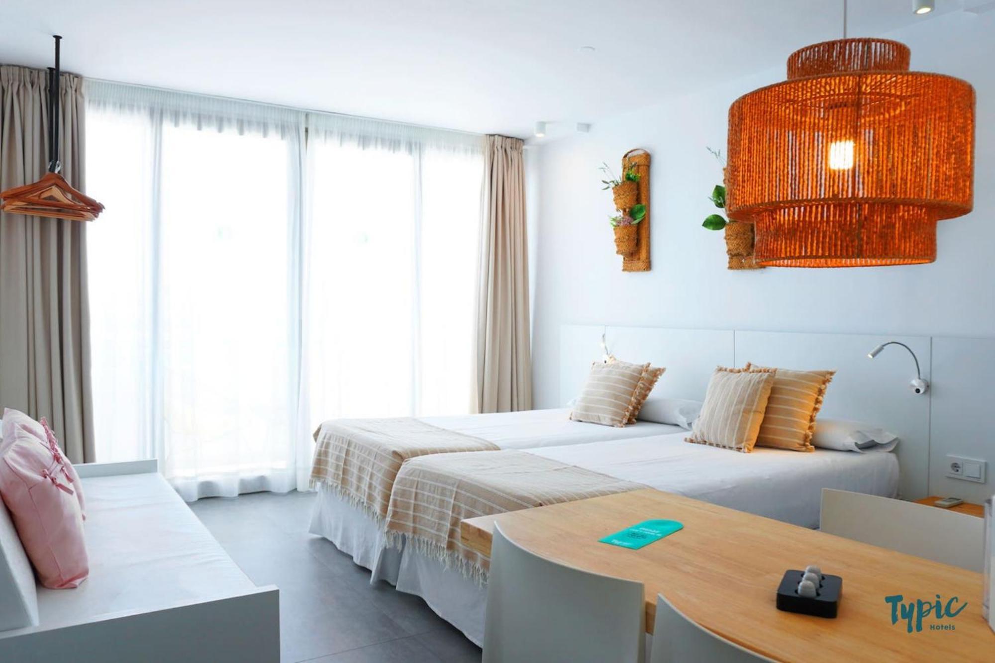 Апарт отель Typic Marina Playa - Adults Only Сан-Антонио-Абад Экстерьер фото
