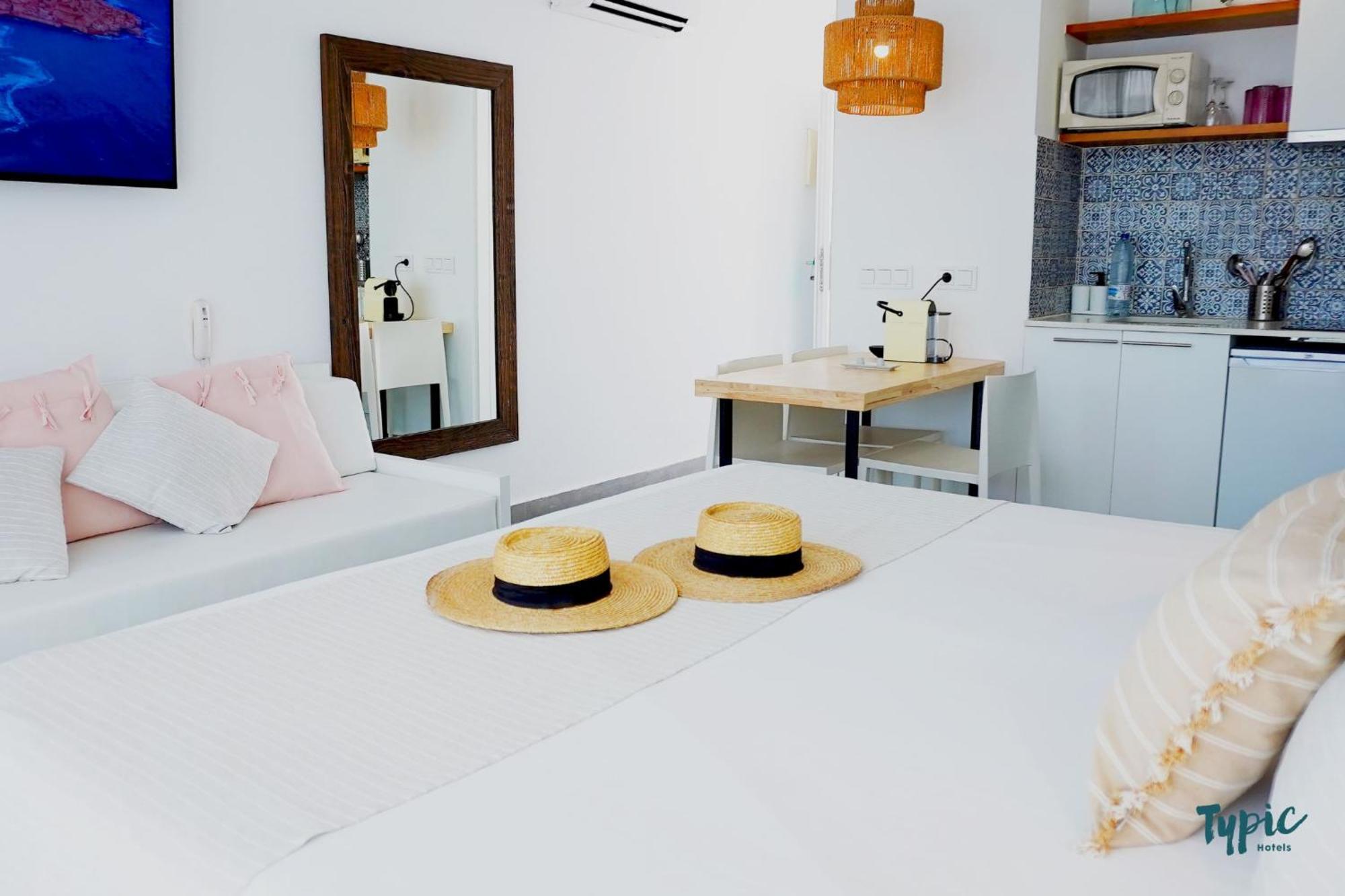 Апарт отель Typic Marina Playa - Adults Only Сан-Антонио-Абад Экстерьер фото
