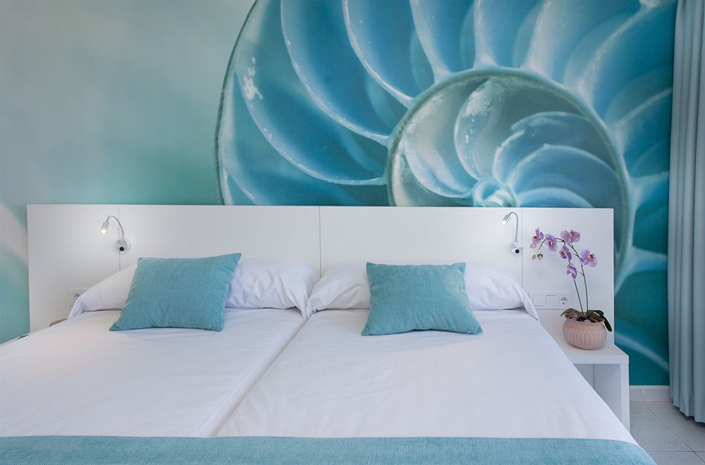 Апарт отель Typic Marina Playa - Adults Only Сан-Антонио-Абад Экстерьер фото